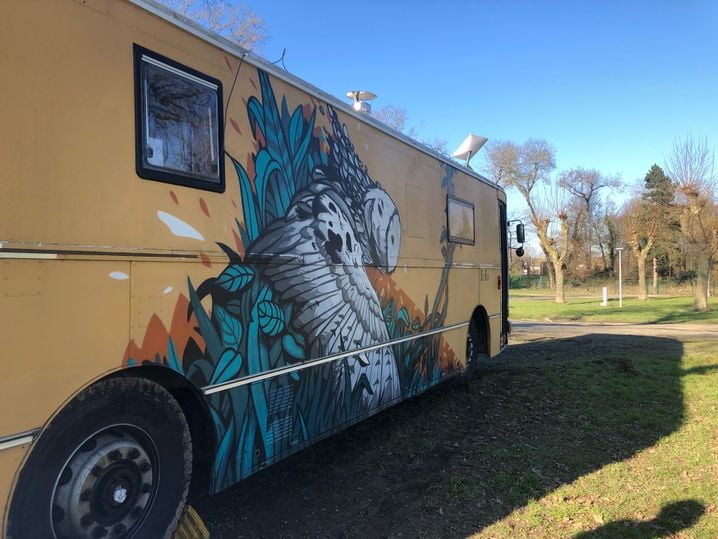 Ce bus est en panne depuis le mois d'août et doit rester sur l'aire de camping-car de Pont-Réan, près de Rennes. La famille qui habite dedans espère faire annuler la vente du véhicule.