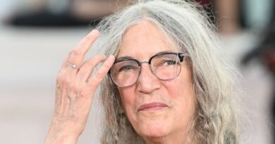 Patti Smith rassure son public après être tombée sur scène lors d’un concert au Brésil