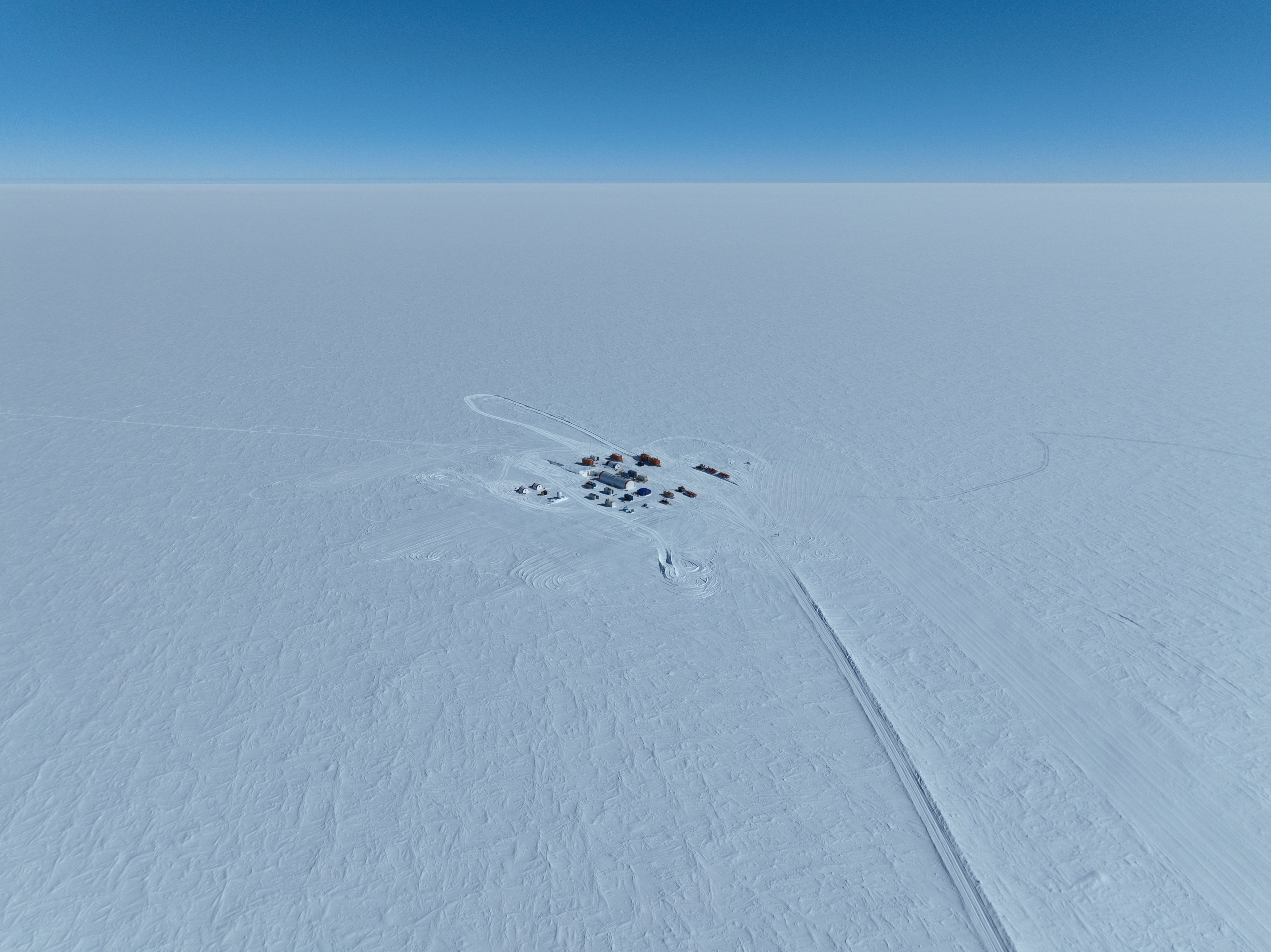 Vue aérienne du site de forage de Little Dome C en Antarctique.