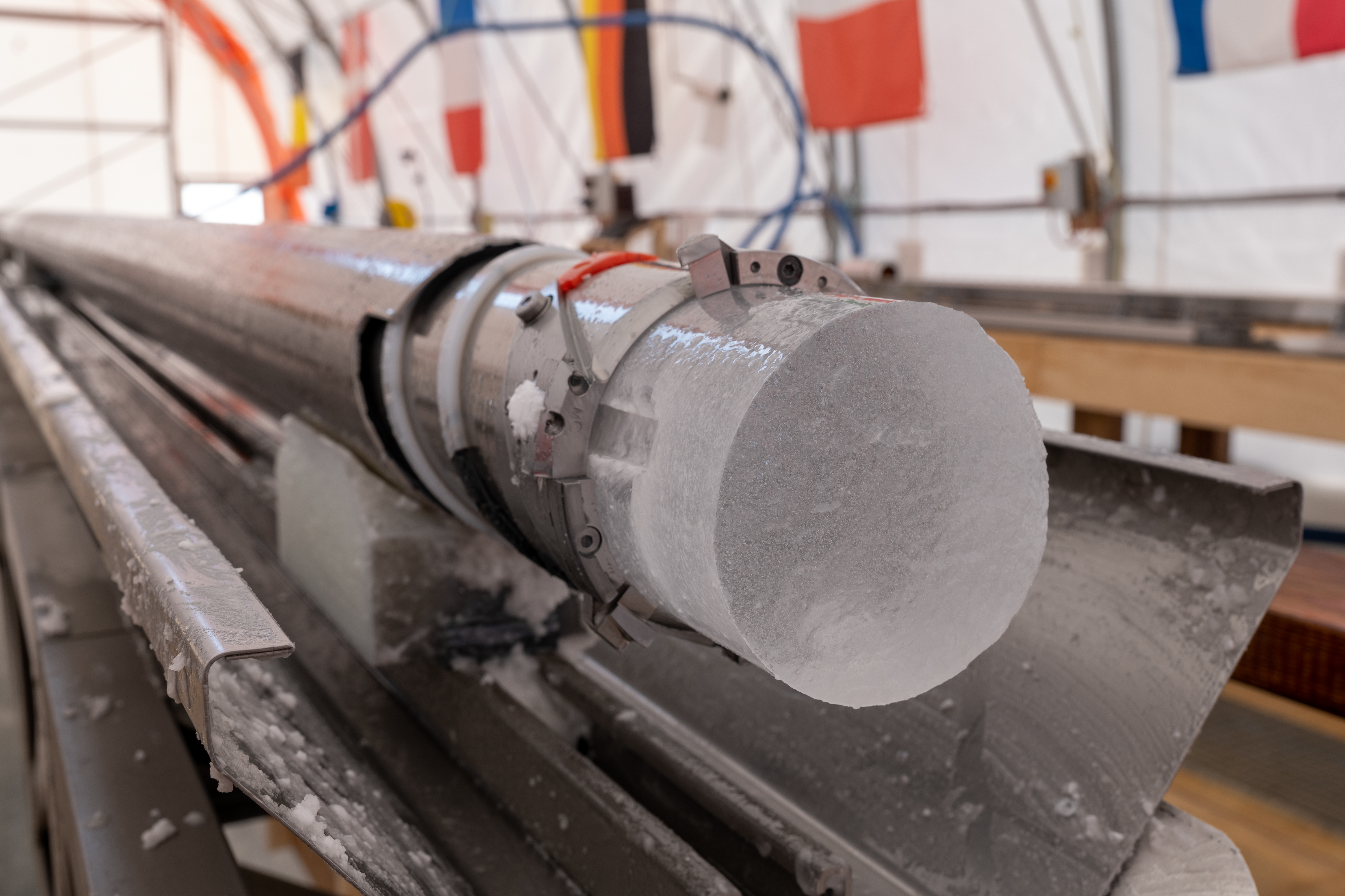 Échantillon de glace extrait à 2800 mètres de profondeur en Antarctique.