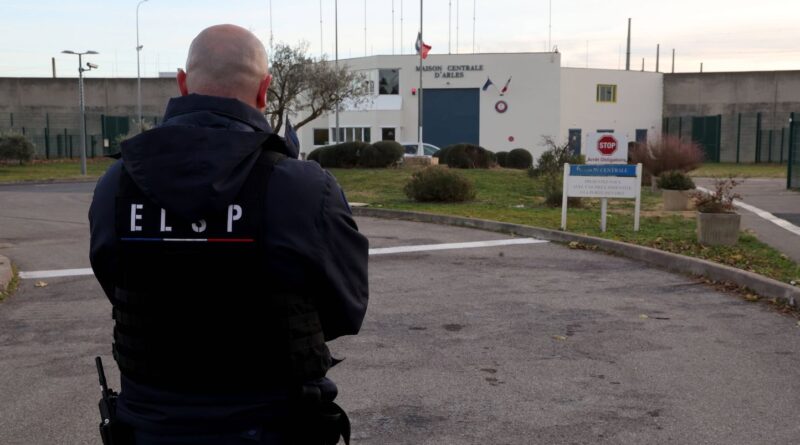 Profil du suspect, « piques en métal », victimes… Le point sur la prise d’otages à la prison d’Arles