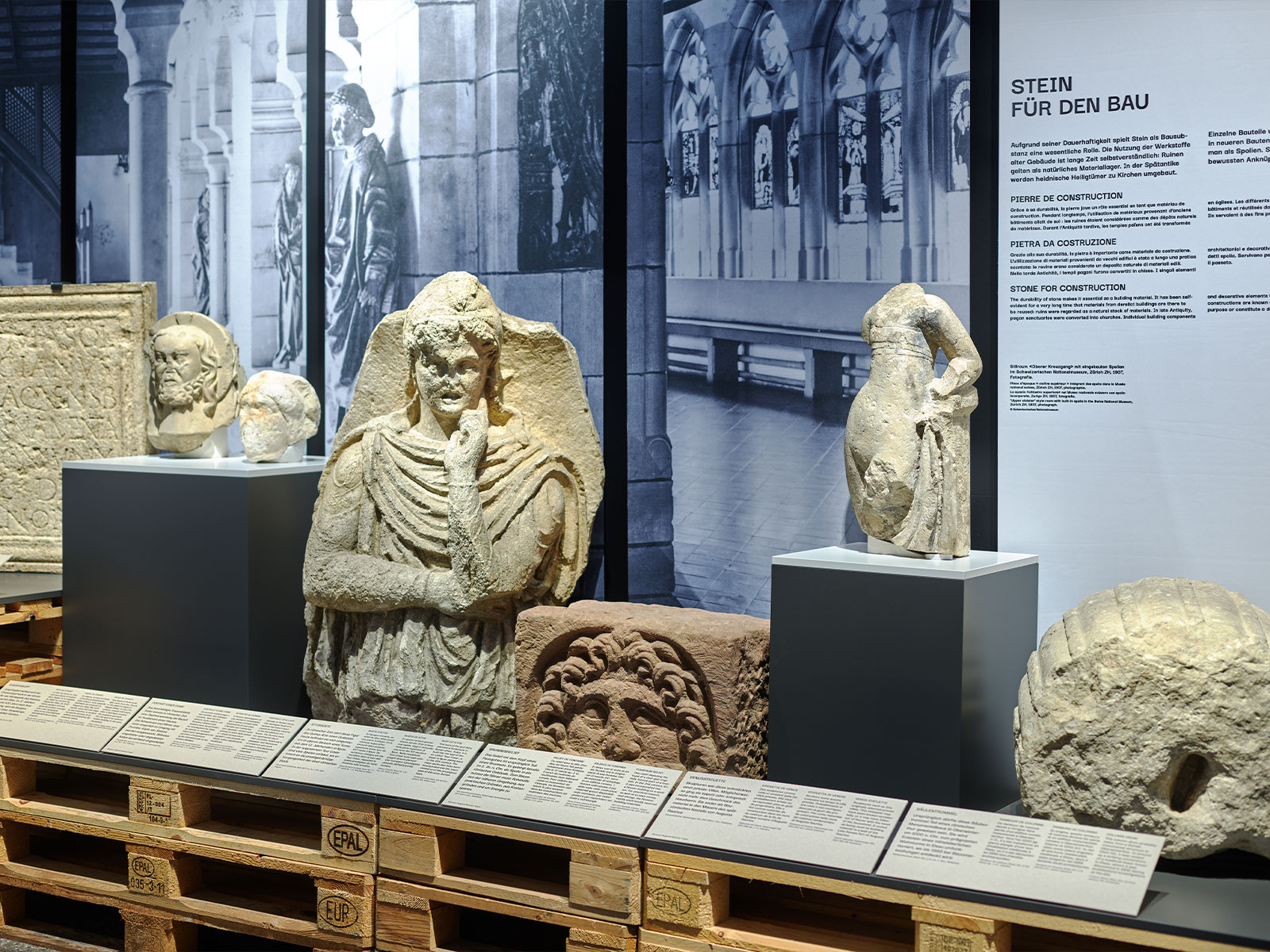 Statues romaines dans une vitrine de musée