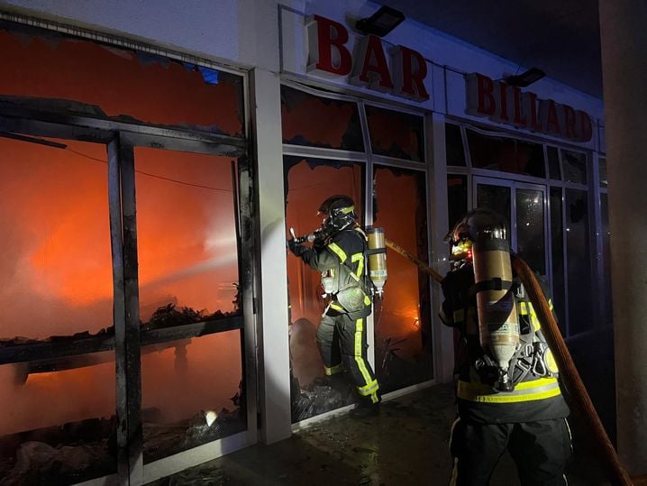 Une soixantaine de pompiers ont été mobilisés pour éteindre l'incendie qui a entièrement ravagé le bowling du centre commercial Alma à Rennes cette nuit.