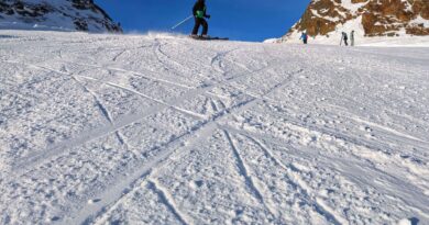 Savoie : Une skieuse britannique meurt dans une collision sur une piste noire des Arcs malgré son casque