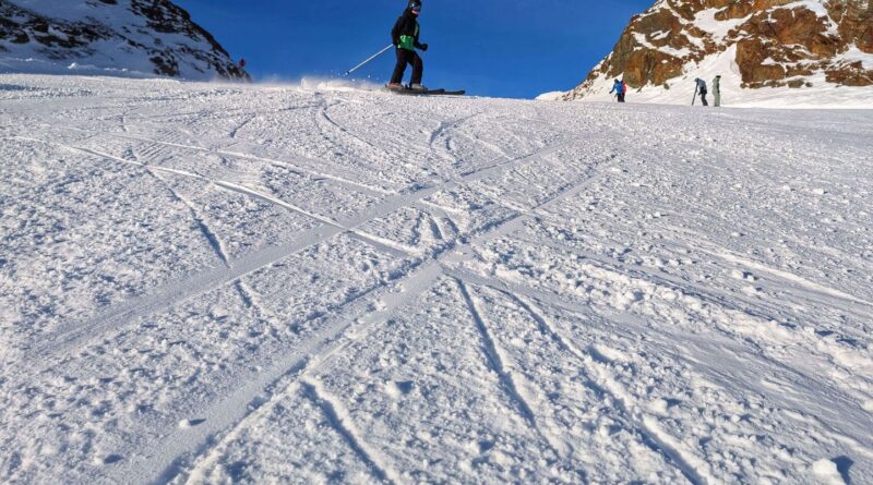 Savoie : Une skieuse britannique meurt dans une collision sur une piste noire des Arcs malgré son casque