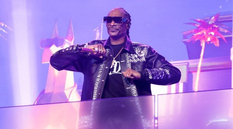 Snoop Dogg aide les sinistrés et remercie les pompiers se battant contre les incendies de Los Angeles