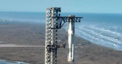 SpaceX réussit à rattraper le premier étage de sa mégafusée Starship mais perd le second lors de son septième vol