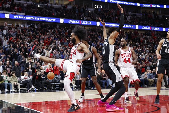 Coby White célèbre après avoir passé un dunk de folie sur un Wemby (pour une fois) au ralenti.