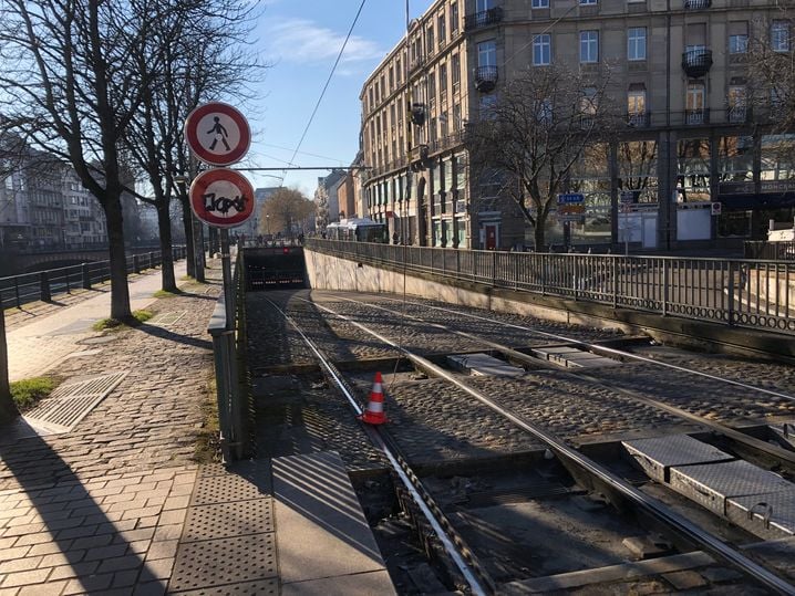 Le tram devait monter cette pente à la sortie du tunnel de la gare... mais il en est redescendu, bloqué par une manifestation samedi.