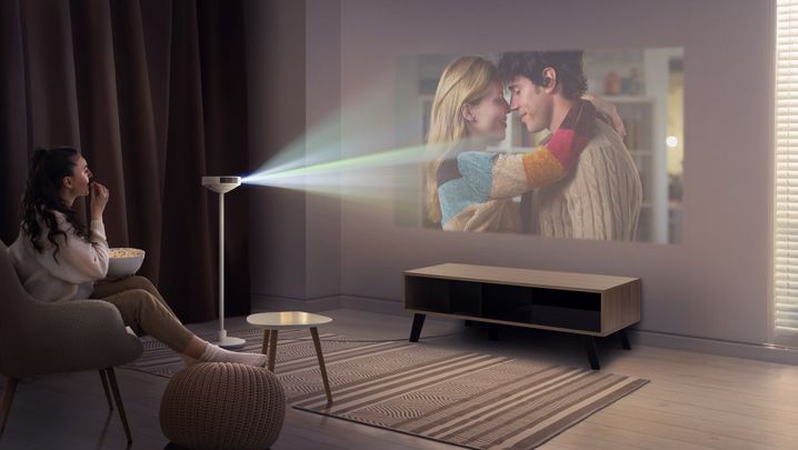 Le Cinebeam PF600U d'LG fait office de projecteur, d'enceinte Bluetooth et de lampadaire LED.