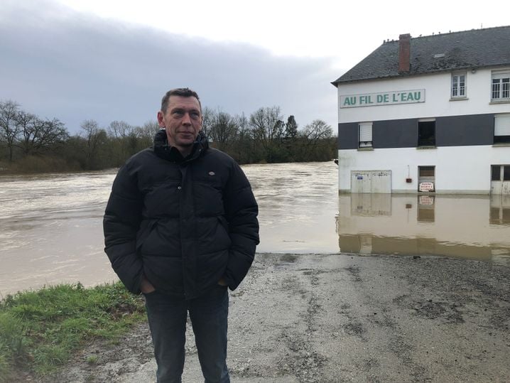 Habitant de Guichen, au sud de Rennes, Jean-Michel est le propriétaire de la maison située derrière lui où il accueille plusieurs locataires. La mairie leur a conseillé d'évacuer le bâtiment en raison des crues et inondations qui frappent l'Ille-et-Vilaine.