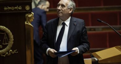 Toute l’info en 2 minutes : Pas de censure pour Bayrou, début de « conclave » et mort de David Lynch