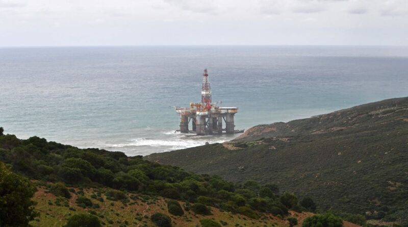 Une plateforme pétrolière écossaise s’échoue sur une plage dans le nord de la Tunisie