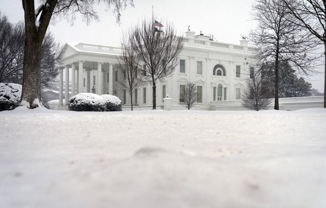 La Maison-Blanche et ses jardins étaient lundi sous la neige comme le reste de Washington.