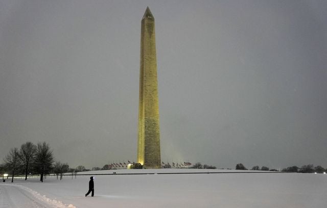 Une personne marchant dans la neige près du Washington Monument, le 6 janvier 2025.