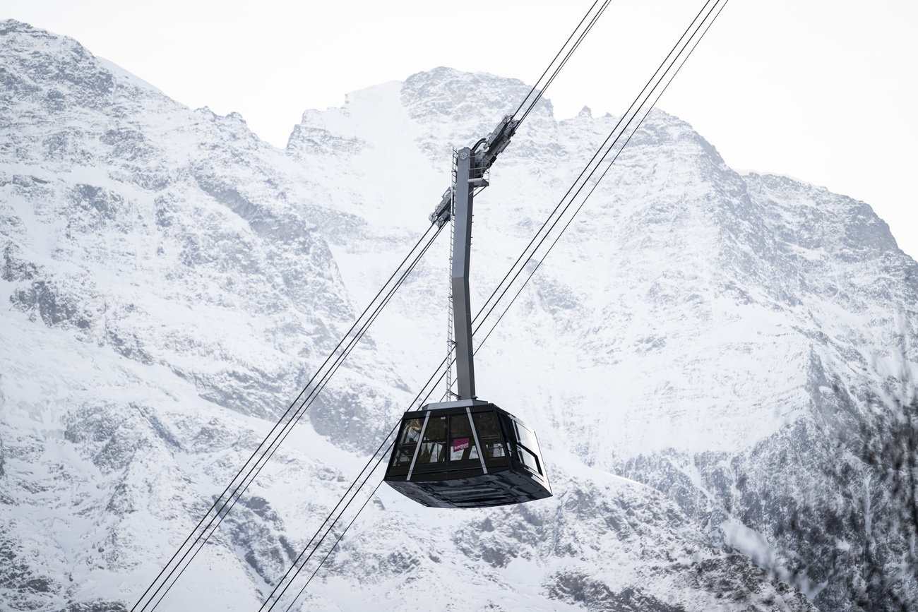 La nouvelle cabine du téléphérique Schilthornbahn relie Stechelberg et Mürren.