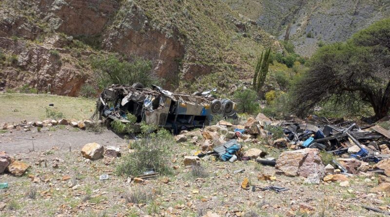 Bolivie : Au moins 30 personnes meurent lors de la terrible chute d’un autocar dans un ravin