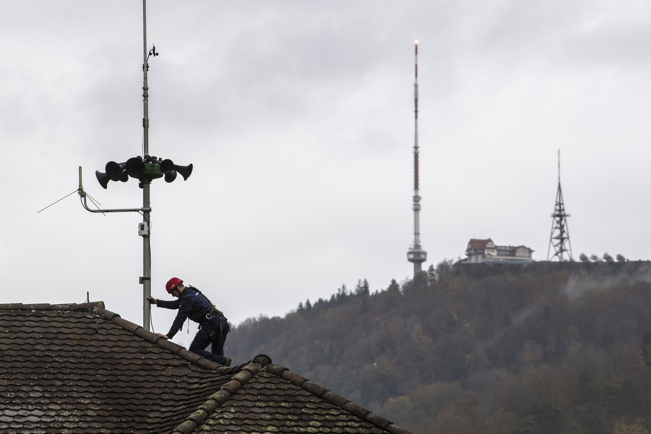 Une sirène pneumatique datant de 1984 est remplacée par une nouvelle sirène à commande électronique dans la commune zurichoise de Stallikon, en 2019.