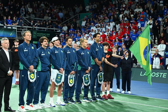 Reconnaissable à sa casquette blanche, João Fonseca a ouvert le bal contre la France avec le Brésil. Mais il s'est incliné en deux sets face à Ugo Humbert, une référence sur dur indoor