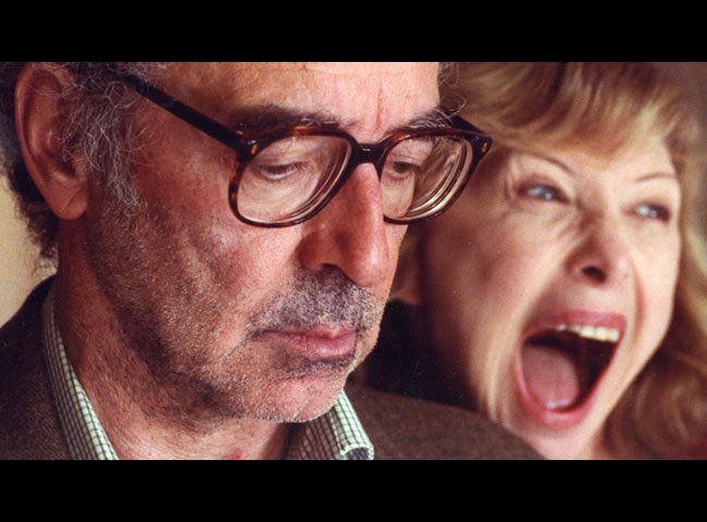 Elle n'a pas besoin de crier pour faire entendre son point de vue : Anne-Marie Miéville avec Jean-Luc Godard dans une scène de son long métrage «Nous sommes tous encore ici», 1996.