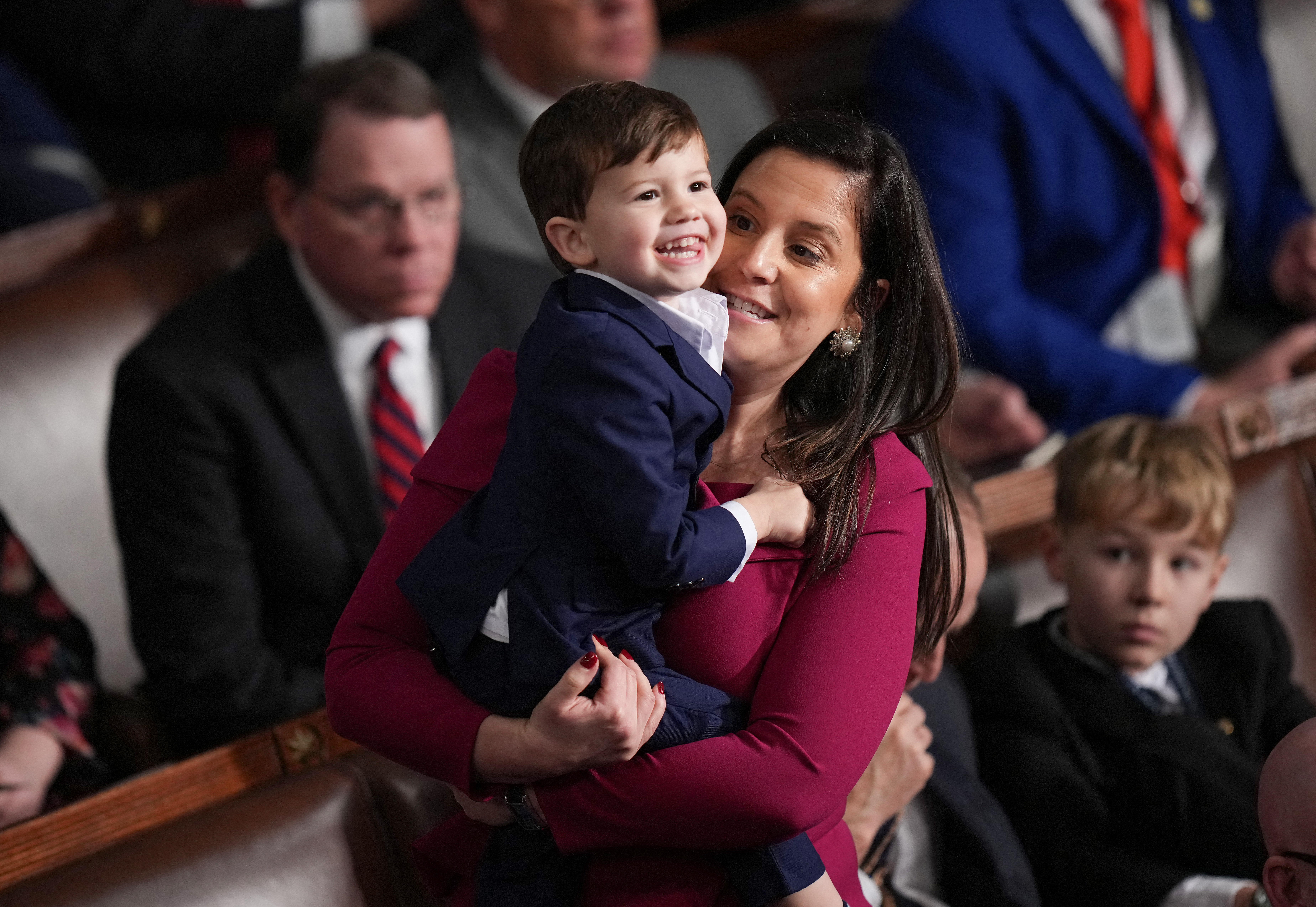 Elise Stefanik tient son fils Sam dans ses bras alors que la Chambre élit le Président de la Chambre, le 3 janvier 2025 à Washington.