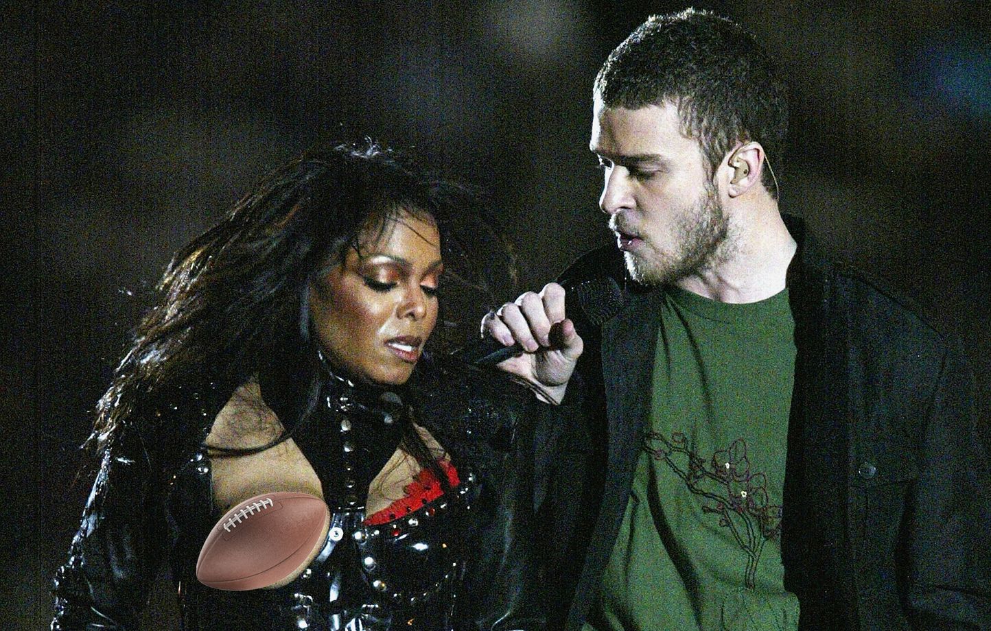 Justin Timberlake se produit avec Janet Jackson lors du spectacle de mi-temps du Super Bowl entre les New England Patriots et les Carolina Panthers au Reliant Stadium, le 1er février 2004, à Houston, Texas.