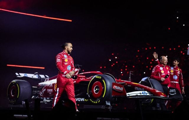 C’est LE transfert de l’intersaison. Après douze saisons chez Mercedes, Lewis Hamilton a réalisé un rêve de gosse en s’engageant chez Ferrari. Le défi est colossal pour le Britannique, qui ambitionne à 40 ans de rapporter à la Scuderia son premier titre mondial depuis 2007 et d’ajouter une 8e couronne personnelle qui lui permettrait de dépasser Michael Schumacher. A ses côtés, le Monégasque Charles Leclerc, troisième la saison dernière, a tout du parfait complément. Tout le monde a hâte de voir cet attelage sur les circuits, au volant de la mythique monoplace rouge qui laisse un peu de place, cette année, à une touche de blanc à l’arrière avec son sponsor HP.