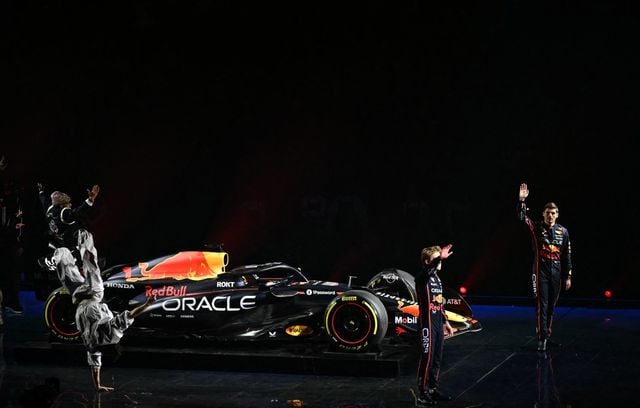 Honneur au champion du monde en titre, Max Verstappen. Titré pour la quatrième fois d’affilée en 2024, le Néerlandais ambitionne évidemment de prolonger son règne au volant de sa Red Bull qui, esthétiquement, n’a pas connu de grande révolution lors de cette intersaison. Devancée par McLaren pour le titre mondial des constructeurs l’an dernier, l’écurie dirigée par Christian Horner compte sur le rookie Liam Lawson, 23 ans et 11 GP dans les bras, pour seconder efficacement le patron.