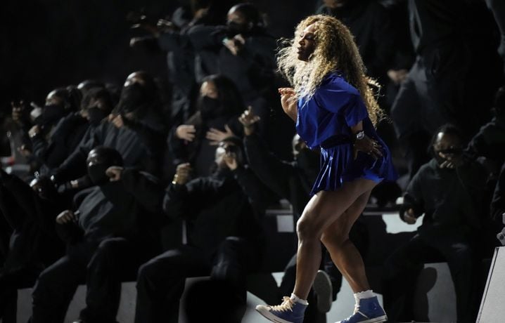 La joueuse de tennis Serena Williams danse pendant la mi-temps du Super Bowl 2025