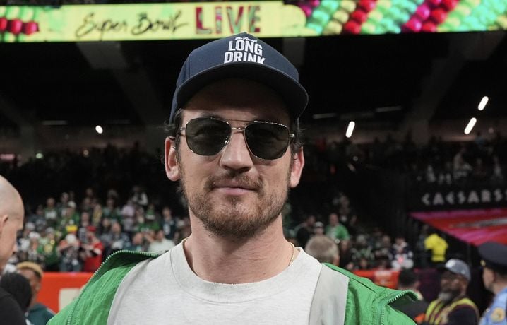 L'acteur Miles Teller sur le terrain avant le Super Bowl 2025