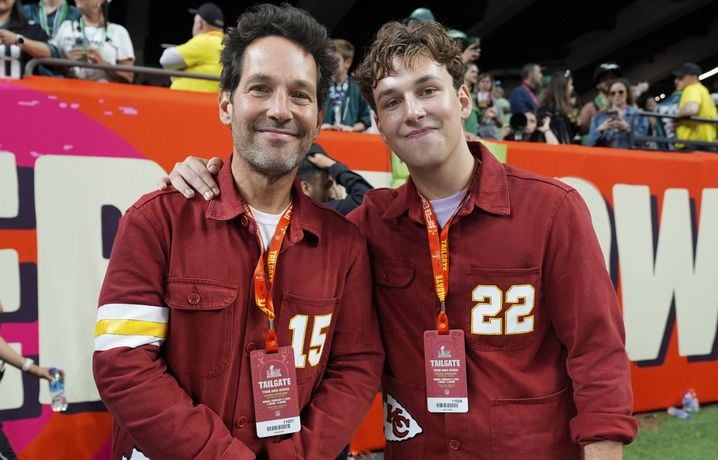 Paul Rudd (à gauche) avant le coup d'envoi du Super Bowl 2025