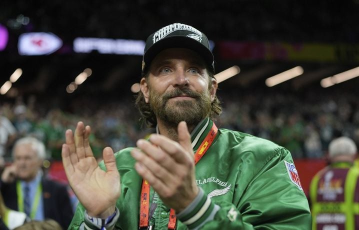 Bradley Cooper sur le terrain avant le Super Bowl 2025