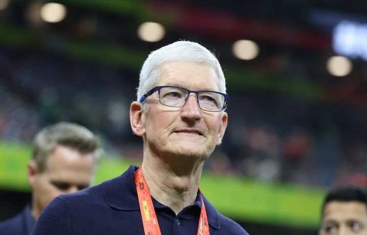 Tim Cook, PDG d'Apple, sur le terrain avant le Super Bowl