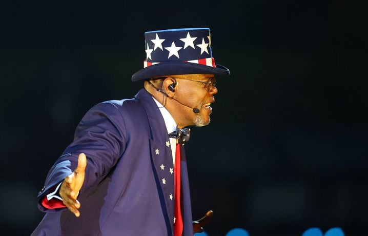 Samuel L. Jackson présente Kendrick Lamar lors du spectacle de la mi-temps du Super Bowl 2025