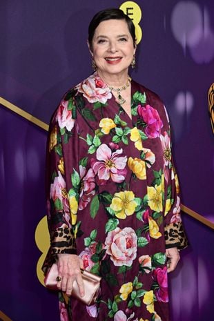 Isabella Rossellini a, elle aussi, fait le choix des fleurs. Version kimono.