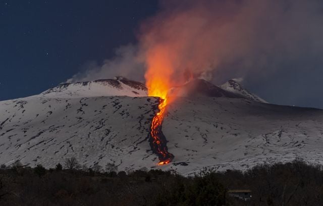 Une nouvelle éruption du Mont Etna a commencé dans l’après-midi du 8 février 2025 offrant un spectacle de feu dans la neige.