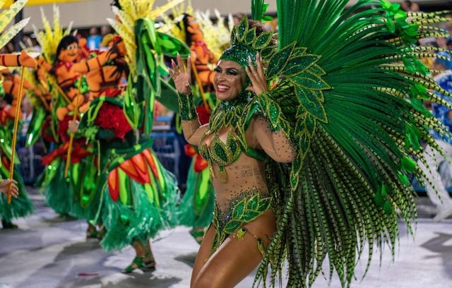 C’est le plus grand spectacle du monde, avec chaque année plusieurs millions de personnes dans les rues. A Rio de Janeiro, tous les habitants vivent pour leur carnaval, qui dure une semaine mais en nécessite au moins deux de repos. Le top départ des festivités aura lieu cette année le 28 février.