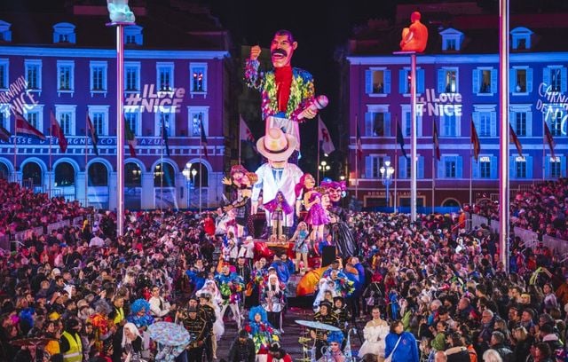 Plus grand carnaval de France, le carnaval de Nice est connu pour ses grands chars ornés de fleurs. L’édition 2025 se tient du 12 février au 5 mars, avec comme thème « Roi des océans ».