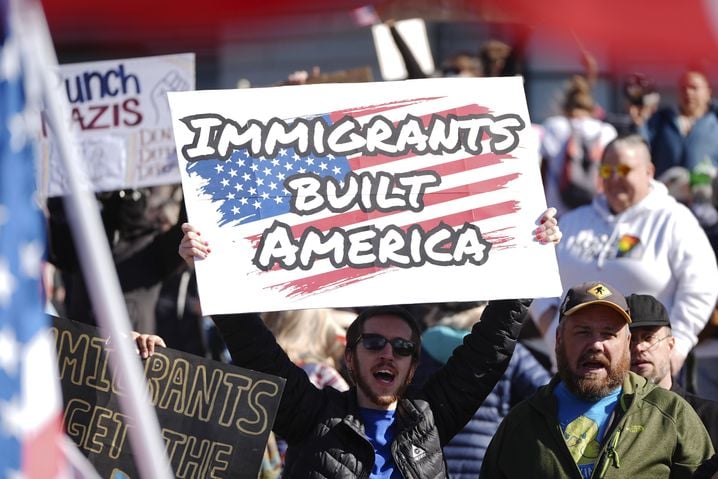 Des milliers de manifestants ont convergé vers le Capitole du Colorado, scandant des slogans contre les expulsions massives et dénonçant la politique migratoire de Donald Trump, dans une mobilisation qui s’étend à l’ensemble des États-Unis.