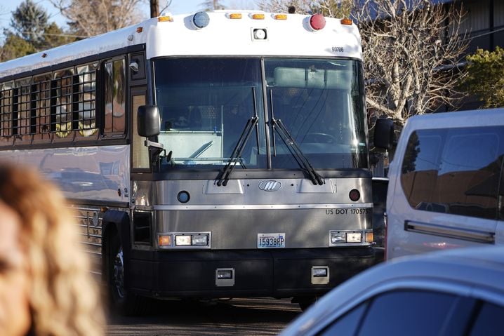 Les agents fédéraux sont arrivés lourdement équipés, avec des véhicules blindés, des bus grillagés et leurs armes pointées, prêts à intervenir dans les quartiers ciblés.