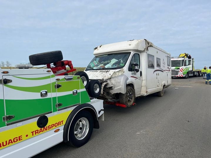 Il a fallu une grue pour remettre à l'endroit un camping-car accidenté retrouvé abandonné à Saint-Méloir-des-Ondes, près de Saint-Malo.