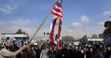 Iran : Face à des manifestants criant « mort à l’Amérique ! », le président iranien s’en prend à Trump