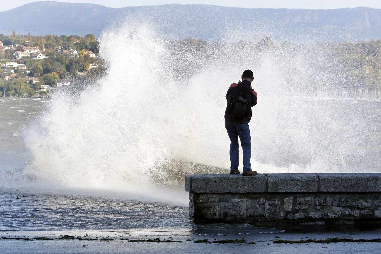 Grosse vague sur un lac suisse.