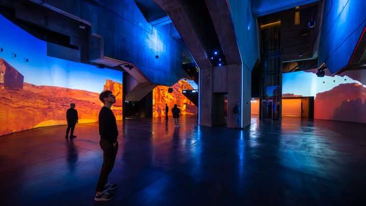 Dans le hall d'accueil de la Géode, un mapping vidéo à 360° met le spectateur dans le bain.