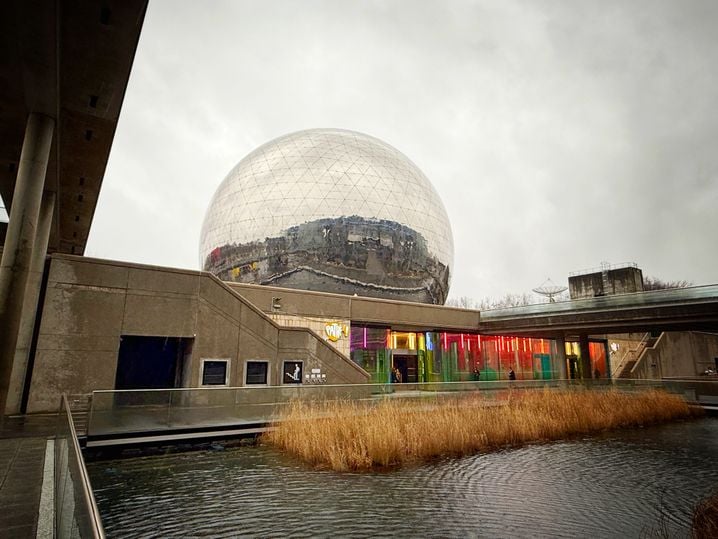 La Géode, qui fêtera en 2025 ses 40 ans, vient de rouvrir ses portes à la Cité des sciences et de l'industrie à Paris.