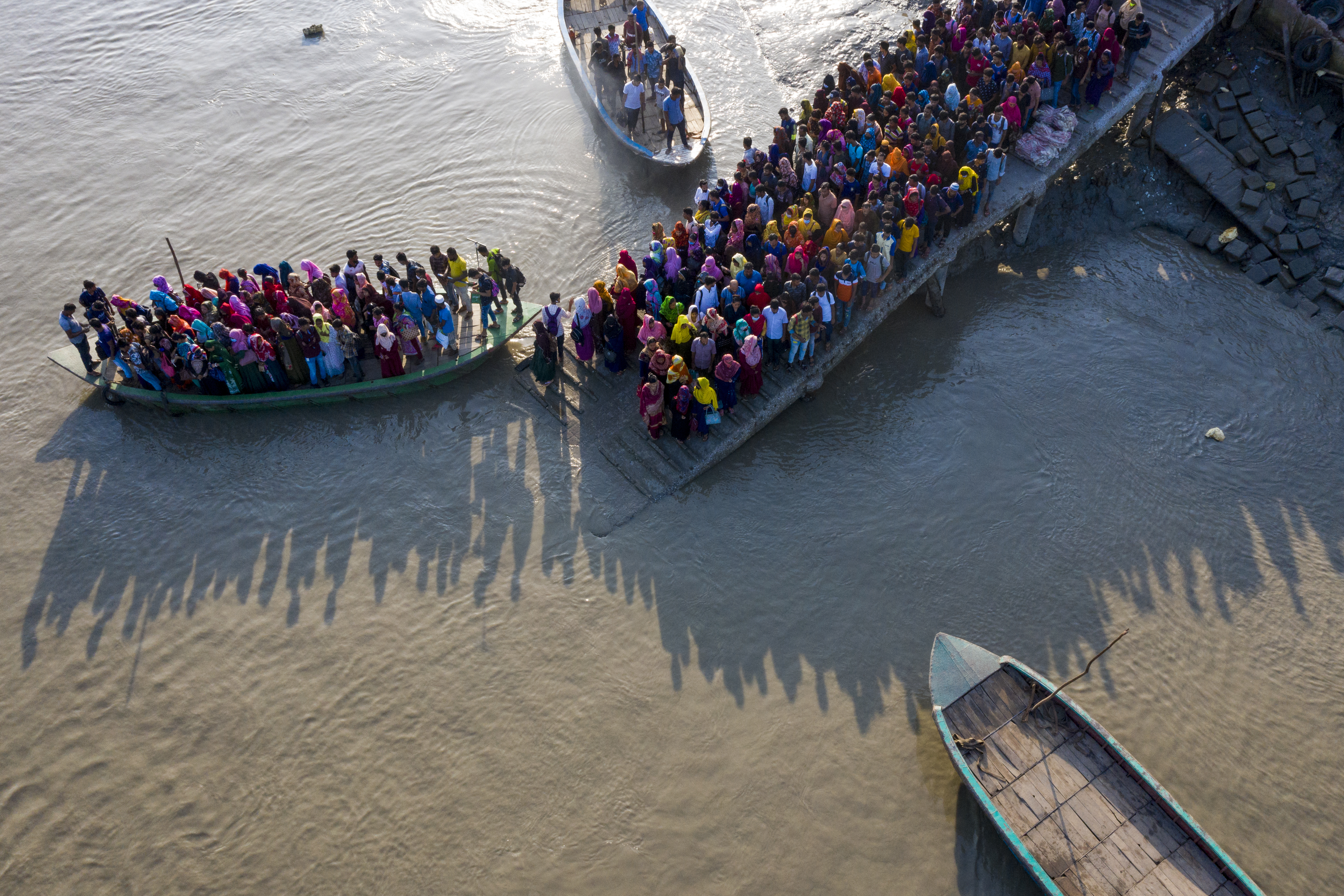 Vue aérienne d'une foule au Bangladesh.