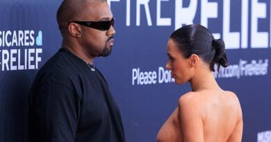 L’épouse de Kanye West, Bianca Censori, se met à nu aux Grammy Awards… Kad Merad a failli changer de nom…