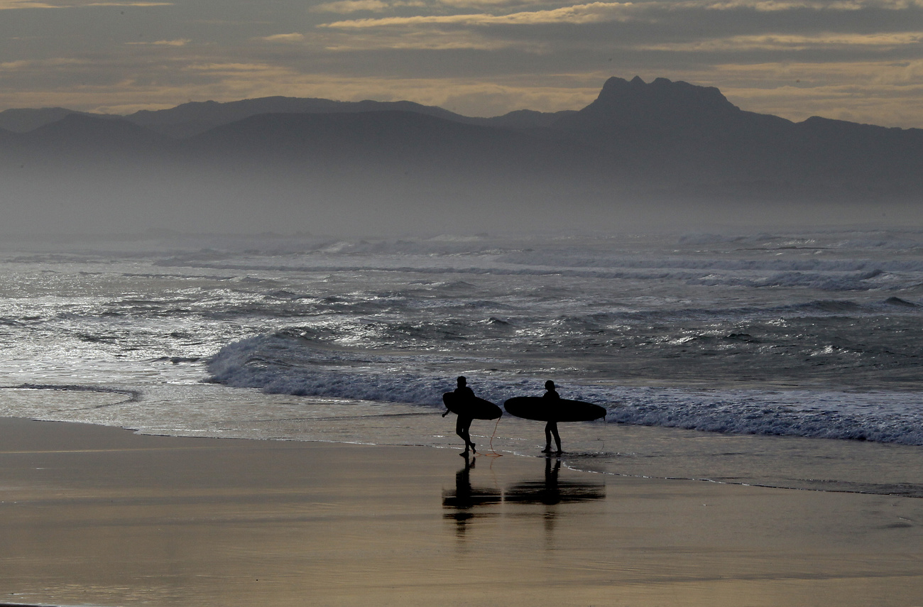 Surfeurs à Biarritz, France, en décembre 2015. La circulation méridienne de retournement de l'Atlantique (AMOC) est le courant qui est en grande partie responsable du climat chaud en Europe.