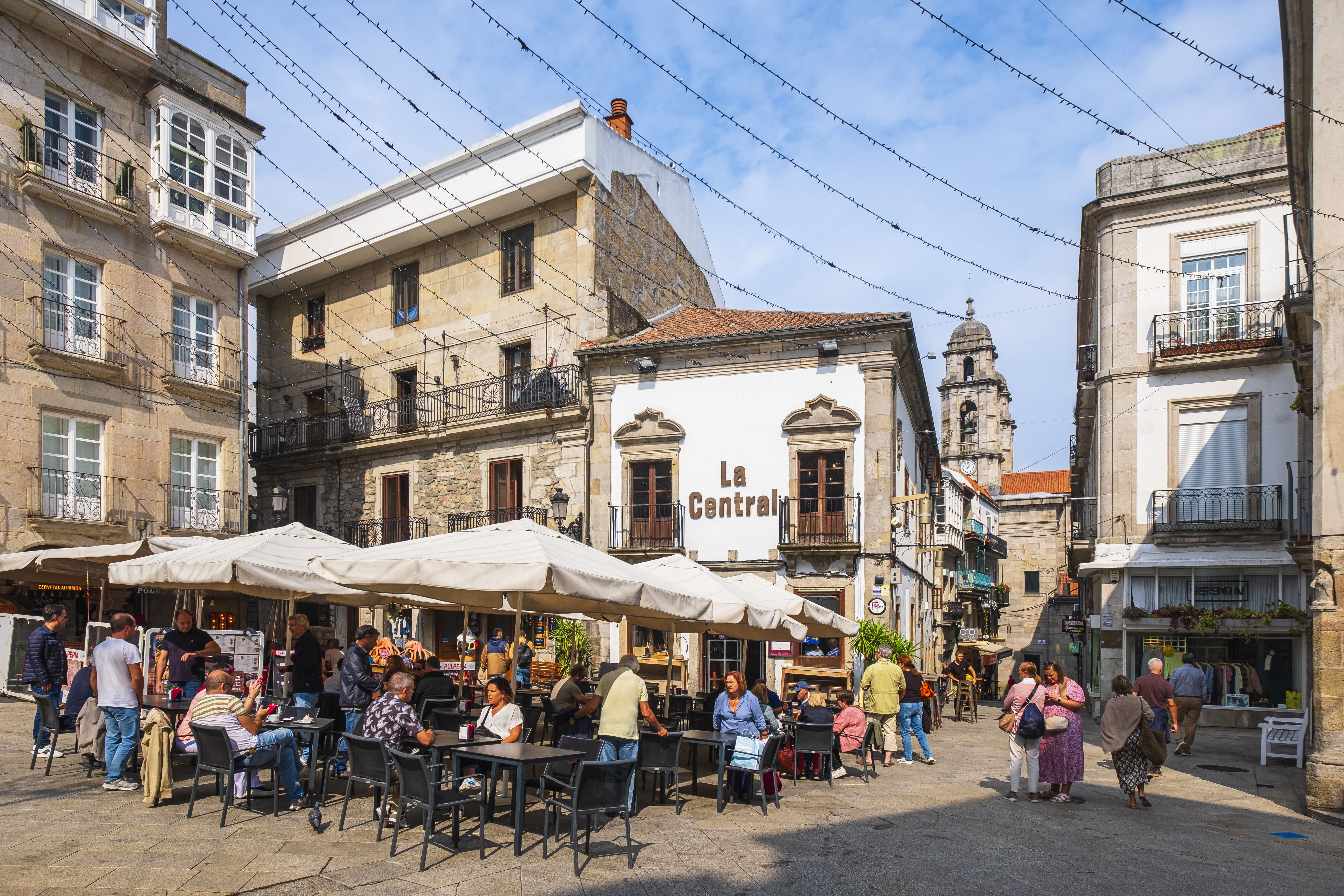 Une place avec une terrasse dans une ville espagnole