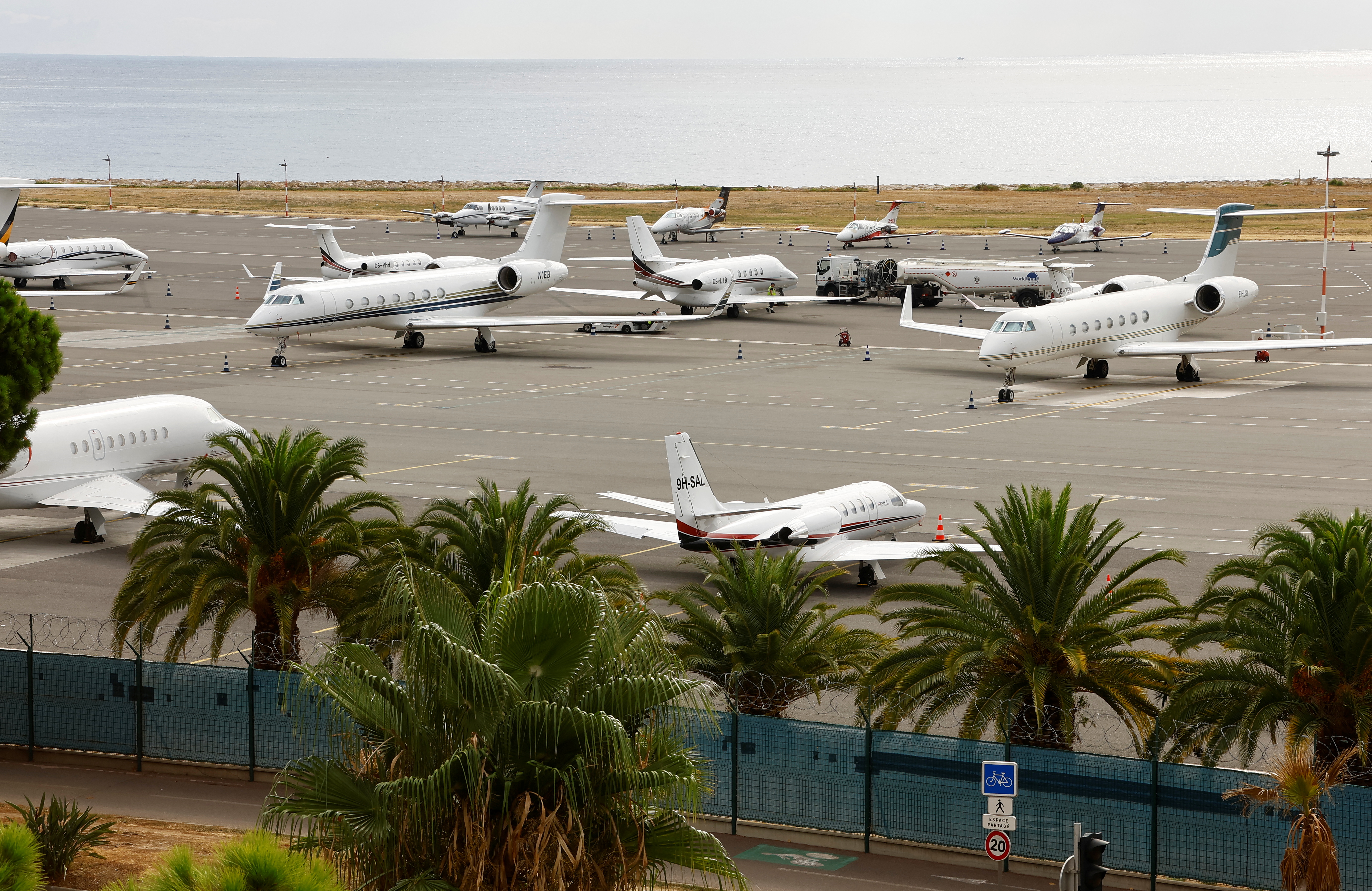 Genève a accueilli plus de 40 vols de jets privés par jour en 2023, ce qui en fait le deuxième aéroport le plus utilisé en Europe après Nice en France (en photo), selon une étude réalisée en 2024 par le groupe de réflexion sur les transports T3.